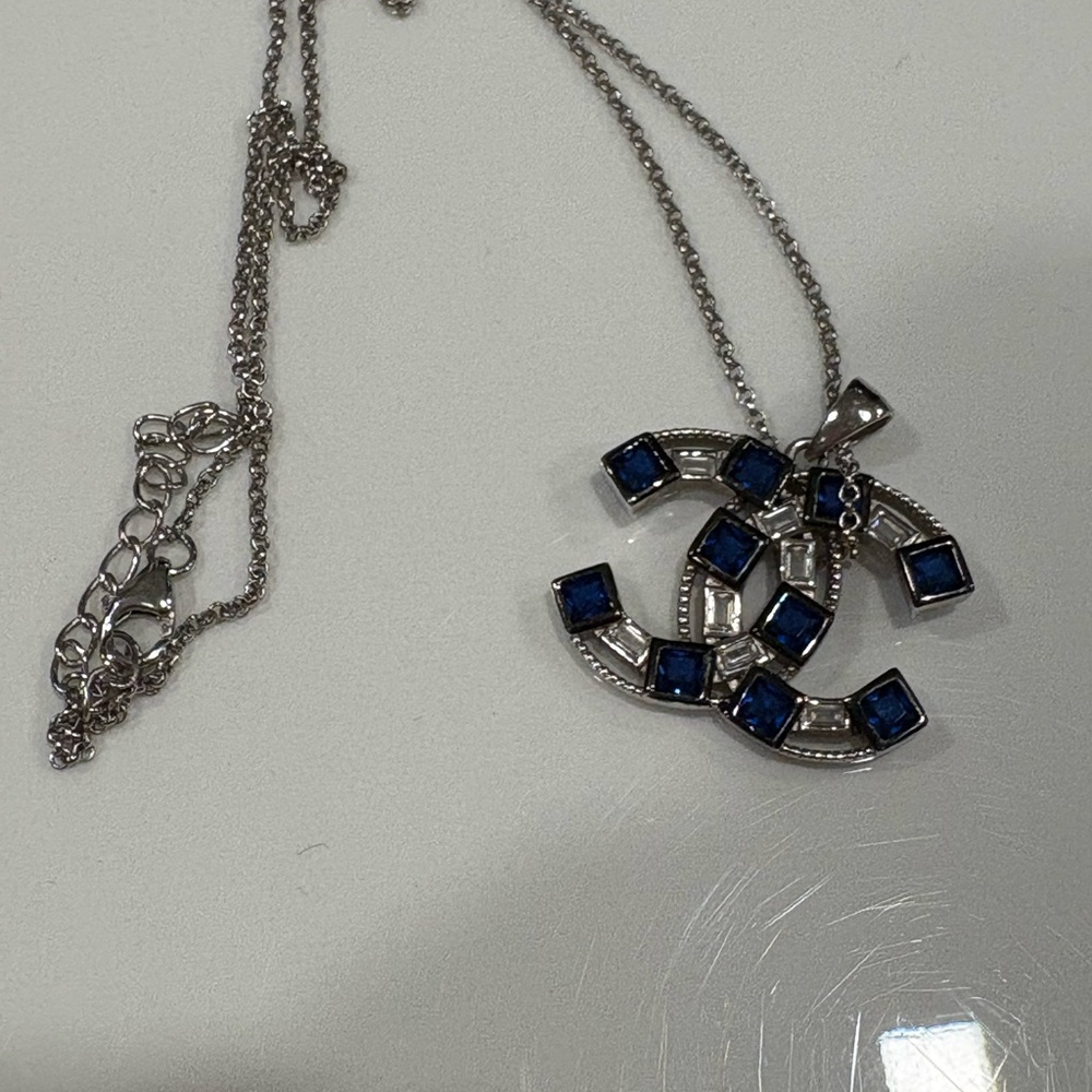 Elegant Silver and Blue Pendant Necklace